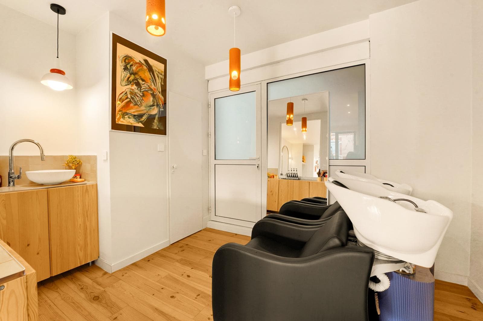 Bacs de lavage avec œuvre d'art tatouée orange et noire