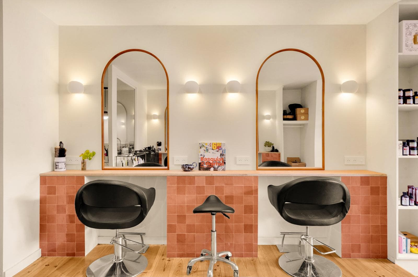 Postes miroirs avec magazine Basquiat, ambiance du salon