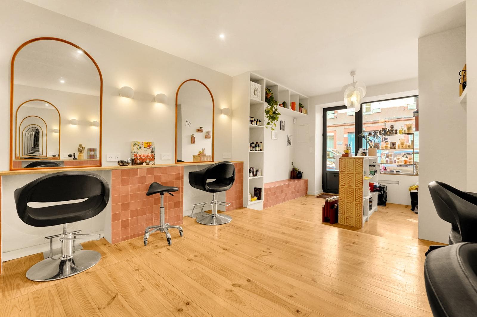 Postes miroirs et étagères produits du salon Tia Gigi
