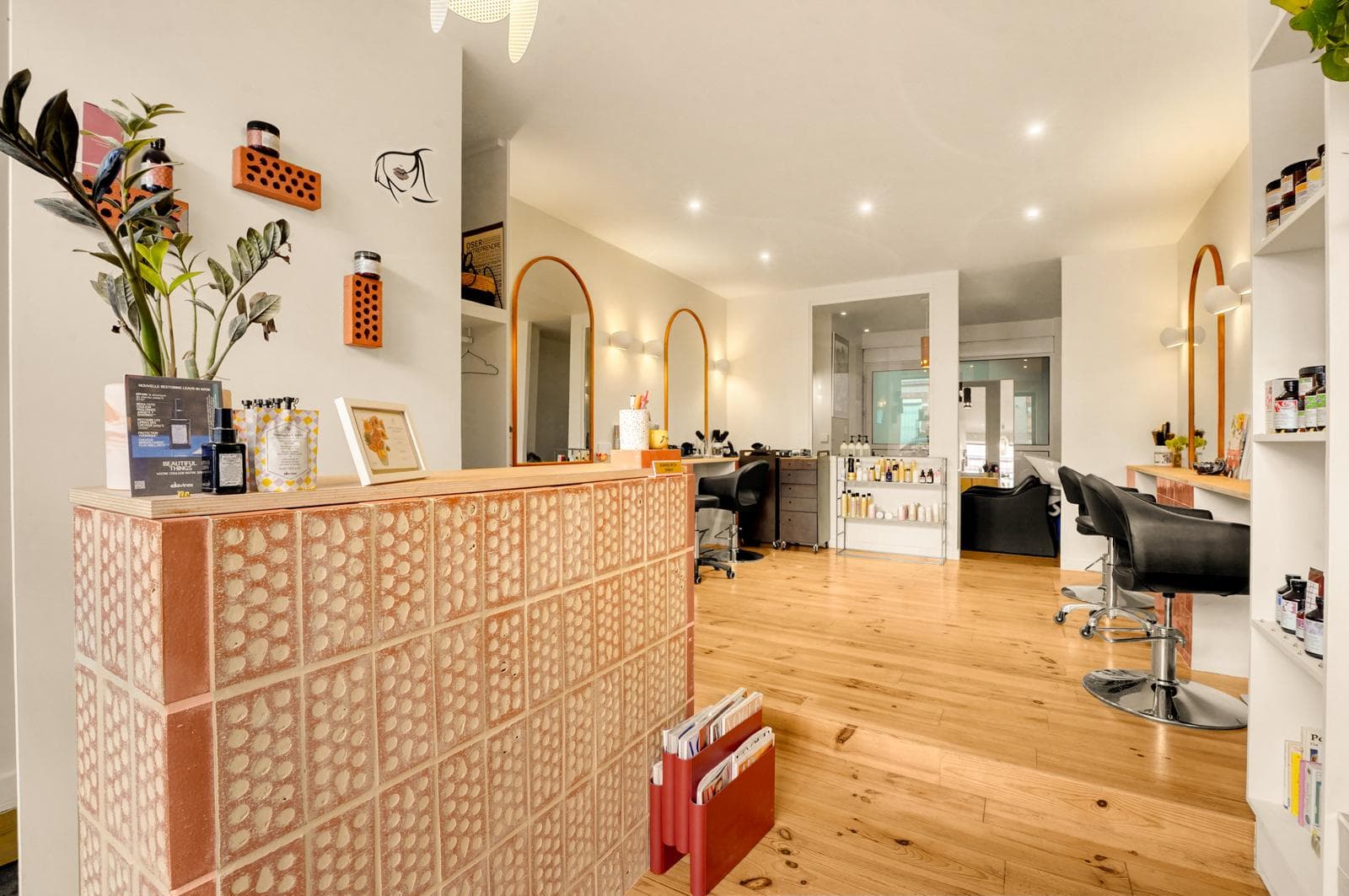 Accueil et comptoir produits du salon Tia Gigi