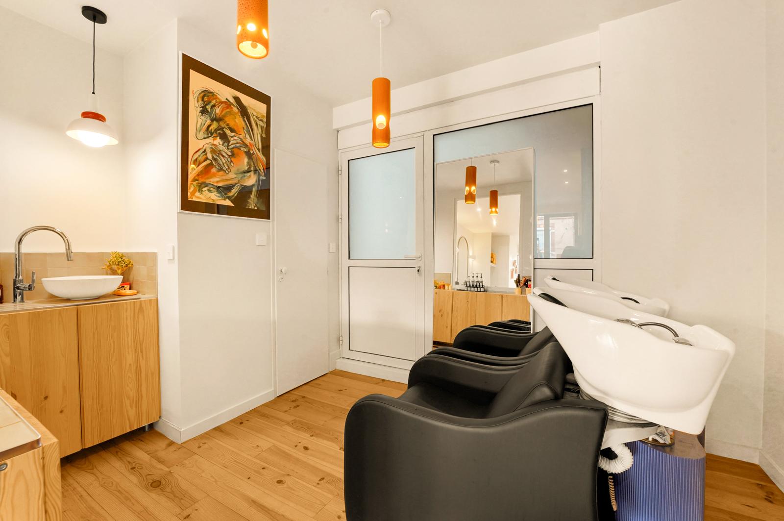 Bacs de lavage du salon Tia Gigi avec œuvre d'art